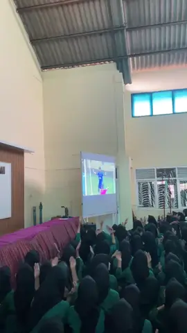 Sangat terharu dan merinding dengan dukungan dari teman teman dan Bapak Ibu gur semua. Terimakasih dan mohon maaf belum bisa memberikan yg terbaik untuk Madrasah tercinta.🥹💚🙏@supermancib73 @MAN 1 Sukabumi #pialabyu #futsalindonesia #futsalsma #futsalmansa 