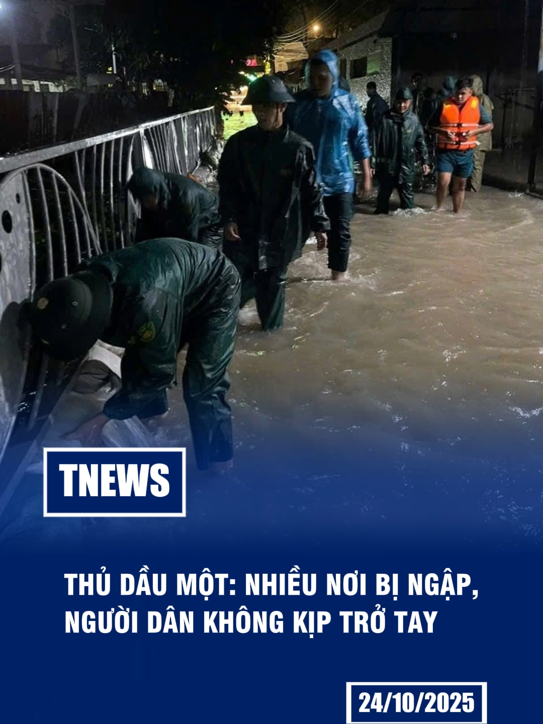 Hình ảnh các anh dân quân Thủ Dầu Một đội mưa, ngâm mình trong nước lũ để gia cố bờ bao, hỗ trợ người dân ra khỏi vùng ngập. #tnews #tinmoi