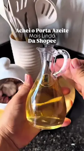 Adicione sofisticação à sua cozinha com o Porta Azeite de Vidro Premium! 🫒✨ Funcional, elegante e perfeito para conservar o sabor do azeite. Garanta o seu e sirva com mais estilo todos os dias! 🛒💚 #shopee #comprasnashopee #comprasonline #portaazeite #portazeitevidro 