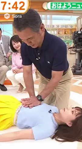 朝の情報番組で綺麗な女子アナが心臓マッサージの患者役で体験中♪ #お天気お姉さん　#心臓マッサージ　#女子アナ