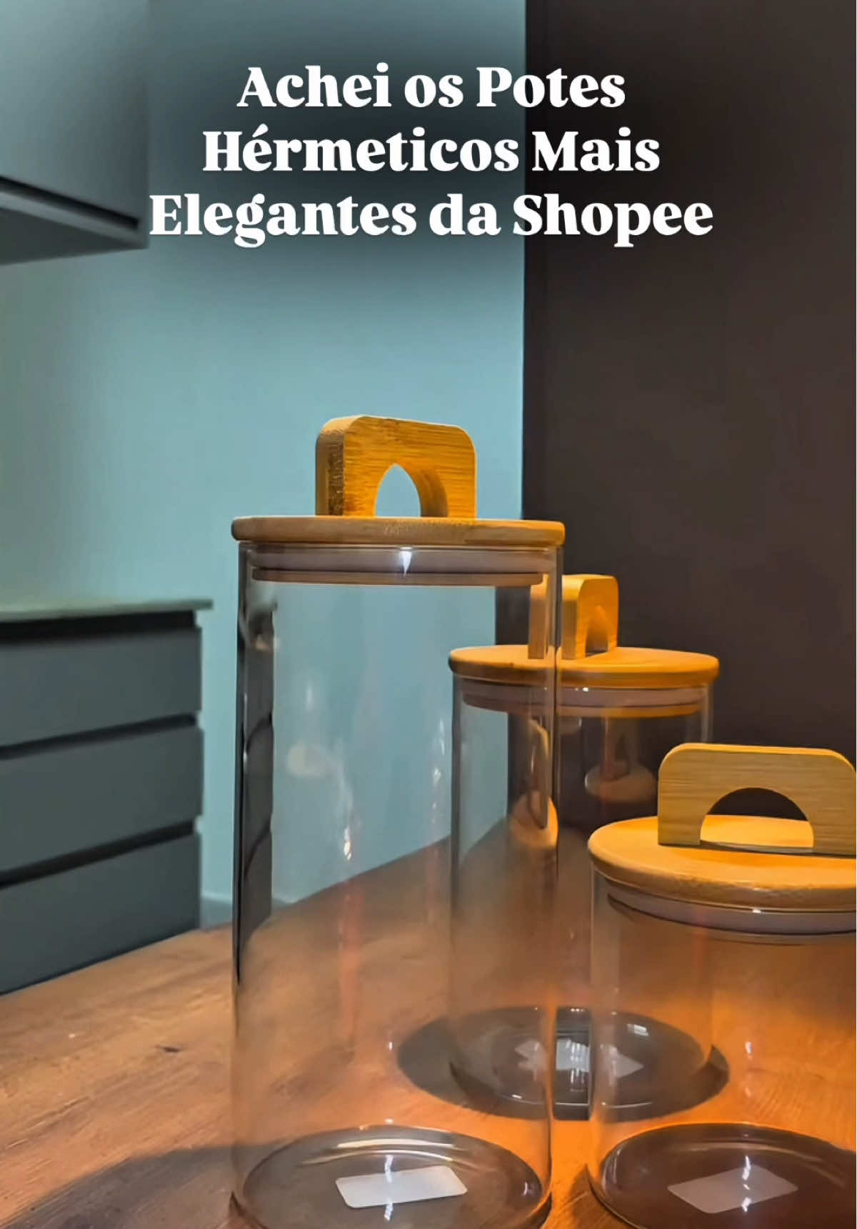 Organize sua cozinha com estilo usando o Pote de Vidro Redondo com Tampa de Madeira Hermético! ✨ Mantém alimentos frescos por mais tempo e valoriza sua bancada. Garanta o seu e una praticidade com charme na sua casa! 🏠💚 #shopee #comprasnashopee #comprasonline #kitdepote #potedevidro 
