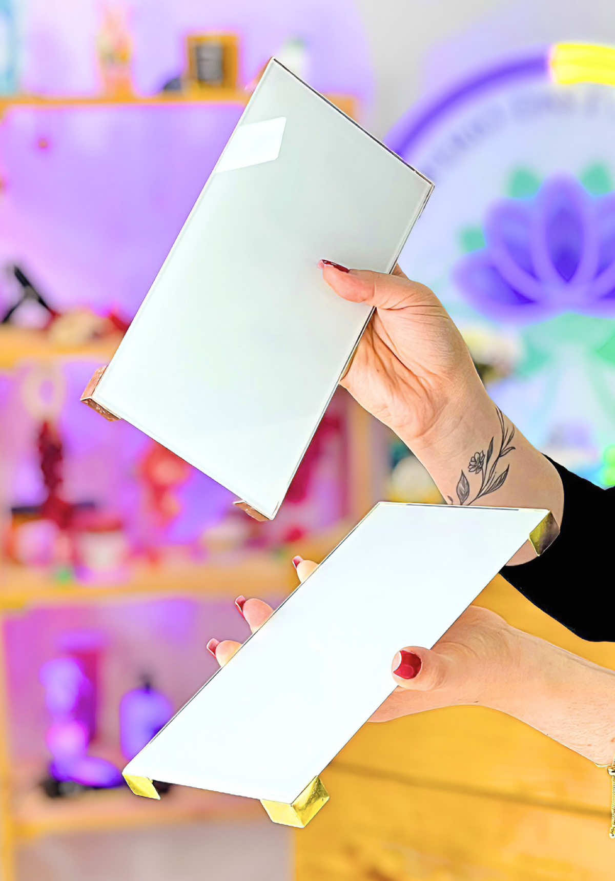 NOVAS BANDEJAS PRA DEIXAR SEUS KITS MAIS ELEGANTES! 🪞✨ Perfeitas pra montar kits de lavabo com sabonete, difusor e enfeites decorativos, um charme que transforma qualquer ambiente! 😍 ✅ Detalhes em dourado e rosé; ✅ Ideais pra lavabo, banheiro ou presente; ✅ Apenas R$17,10 cada. Monte combinações incríveis com frascos, lacinhos e válvulas, o resultado fica simplesmente chique demais! 🌟 👇 A gente sabe que você amou, então escreve “a BANDEJA” aqui nos comentários, que enviamos o link para compra! 💬🤩 #imperiodasessencias #decoracaoaromatica #kitsdelavabo #bandejadedecoracao #aromatizacao