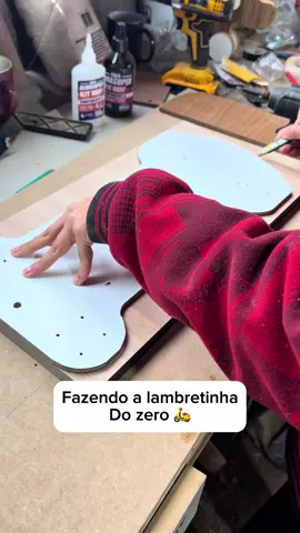 Fazendo a lambretinha do zero 😱 Cada máquina que as peças passam só deixa cada detalhe mais lindo 😍 E você já fez a sua lambretinha hoje? #lambretinha #marcenaria #wood #woodworking #projetos 