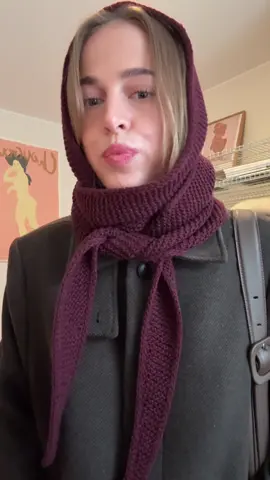 sophie hood fra @PetiteKnit, strikket i kfo heavy merino fargen bordeaux 💌 #knittok #petiteknit #sophiehood #howtoknit #knitting 