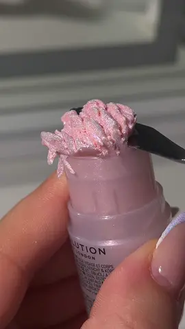 @Makeup Revolution - Jelly Shine ✨  • #makeuprevolution #satisfyingvideos #pinkglitter #wakeupandmakeup 