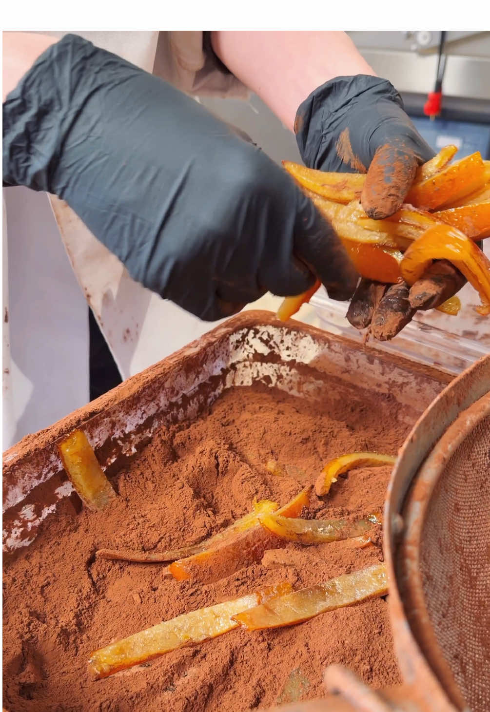 Our candied oranges in the making 🍊 Step behind the scenes and watch how we make our chocolate-covered candied orange. We use the peel of organic Spanish oranges, pair it with a dusting of cocoa powder, coat it in a double layer of our Arriba Nacional 68 %, and finish with a sprinkle of grué for that chocolatey crunch. Available soon! #Summerbird #summerbirdorganic #orange #chocolate #chocolat 