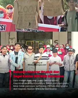 Ratusan tenaga honorer di Kabupaten Bombana, Sulawesi Tenggara, menggelar aksi di kantor BKPSDM setempat, Rabu siang. Mereka menuntut penerbitan Surat Keputusan PPPK paruh waktu bagi lebih dari sembilan ratus tenaga non-ASN yang telah lama mengabdi. Massa menilai proses penerbitan SK di Bombana terlambat dibandingkan daerah lain, bahkan diduga terjadi praktik kolusi dalam pengusulan nama. Aksi sempat memanas dan terjadi saling dorong dengan aparat, menyebabkan beberapa demonstran luka. Kepala BKPSDM Bombana, Deddy Fan Alva Slamet, menjelaskan keterlambatan terjadi karena regulasi dari Kemenpan-RB yang belum diperbarui. Ia memastikan seluruh usulan dari pemerintah daerah akan tetap disetujui setelah regulasi baru diterbitkan. #bombana #sulawesitenggara #honorer #pppk2024 