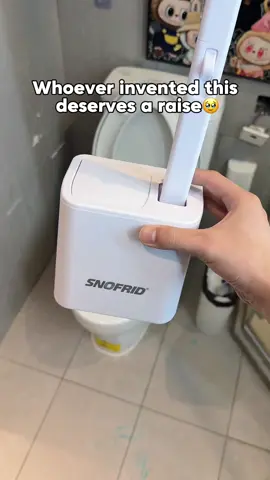 🚽✨ Stop scrubbing with those gross old brushes. This disposable toilet brush smells fresh, keeps your toilet spotless, and you just toss it when you’re done. So easy! 🙇‍♂️🙇‍♂️ #CleaningHacks #HomeEssentials #BathroomMustHave #CleanTok #tiktokmademebuyit
