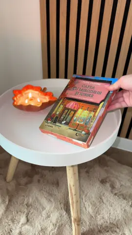 I love Autumn 🍁🤎.  Am zis să vă arăt decorurile mele din casă pentru acest sezon.  • Lumânările sunt de la @Cărturești 📖, @Moon Candles și @Rituals. Difuzorul este de la @Cashmerearoma.  • Tăvița cu oglindă de la @Jumbo Romania.  • Dovlecii catifelați de la @Pepco - official account @pepcoromania.   • Cartea o găsiți pe @Bookzone 🤎. #autumnvibes #aesthetic #autumn #candles #book 