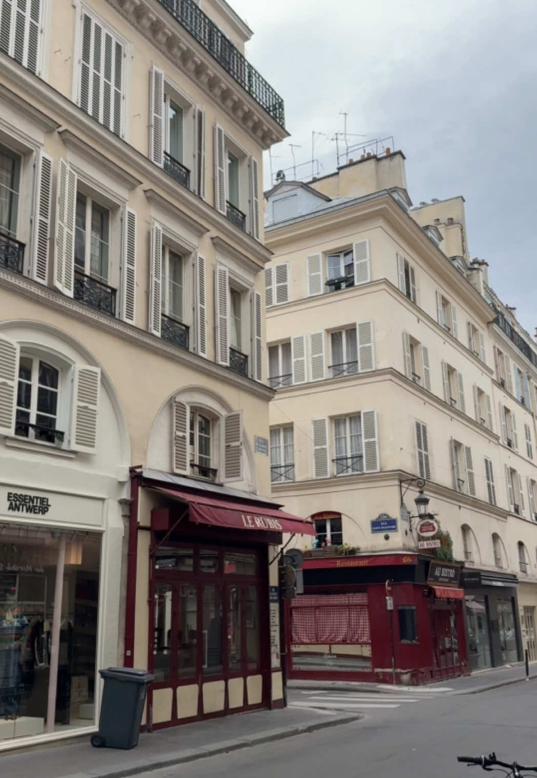 #paris #streets #areyoufilming #funny 