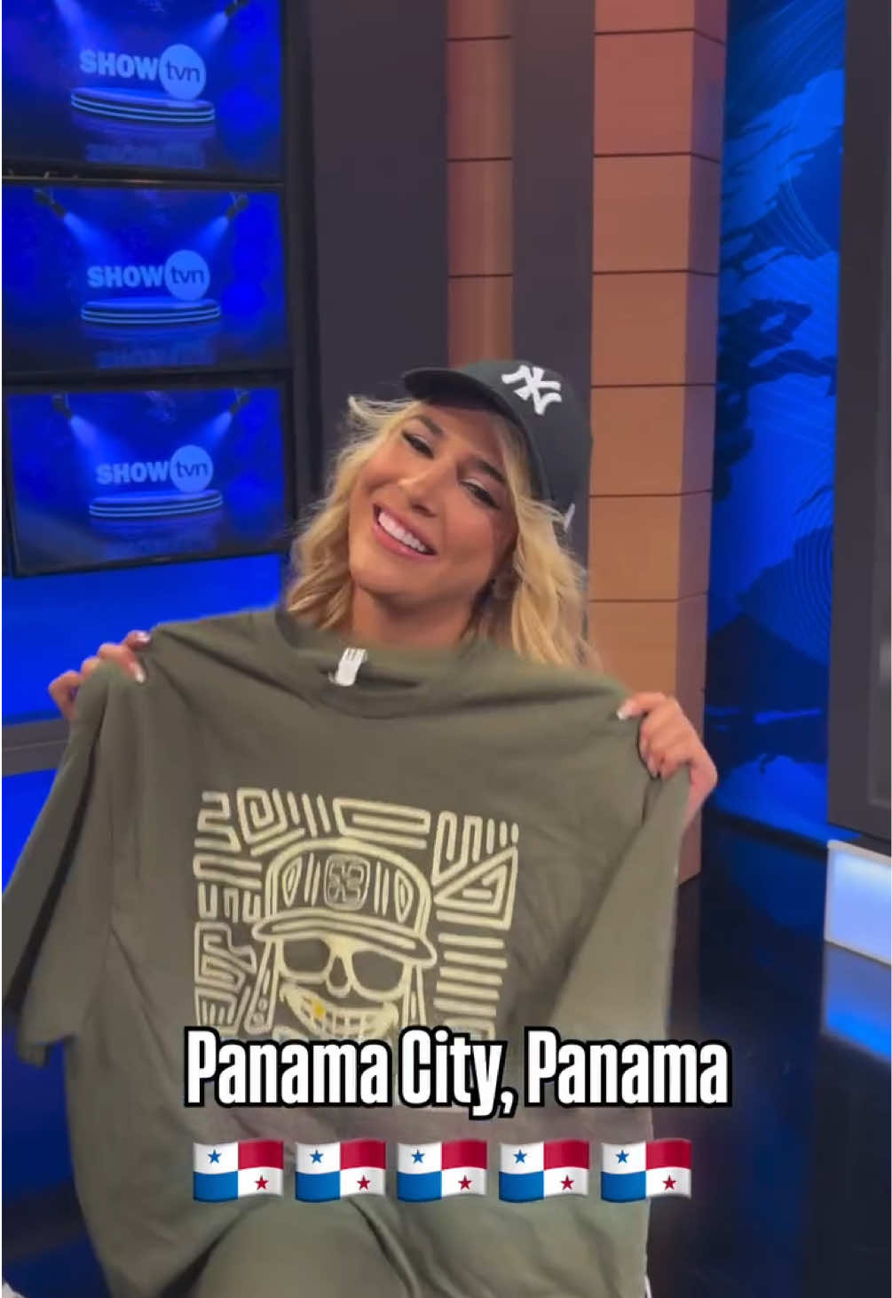 RAKA LE REGALE UN SUÉTER DE LOS RAKAS A @karinalinnett Y SE PONE FELIZ 🤩   #LosRakas #TVN #Panama  #soyraka #tvshow  Llevamos la energía del barrio directo a Show TVN Panamá! 🇵🇦🎤 Agradecidos por el espacio y las buenas vibras 🙌 Mucho cariño para todo el equipo de Show TVN por tenernos al aire 💫 @karinalinnett      @rakadun @djchiquidubs @tvnpanama @somostvnmedia @tvnmediaofficial @crewtvnmedia