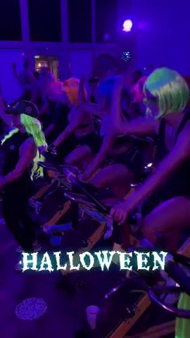 Noche de brujas en los pedales!!!! Estás lista para celebrar Halloween🦸🏻‍♀️ RESERVAS AL DM • #Halloween #Cycling #Miami #Homestead #IndoorCycling 