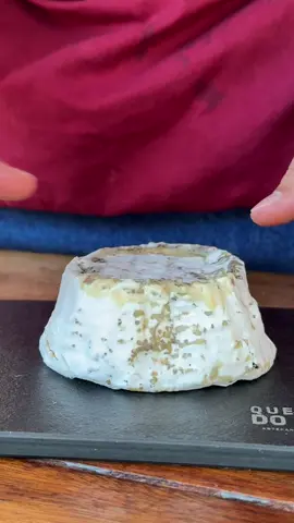 Pensa num queijo diferente. A combinação da sua massa, mofo branco e a pimenta do reino são sensacionais!!!