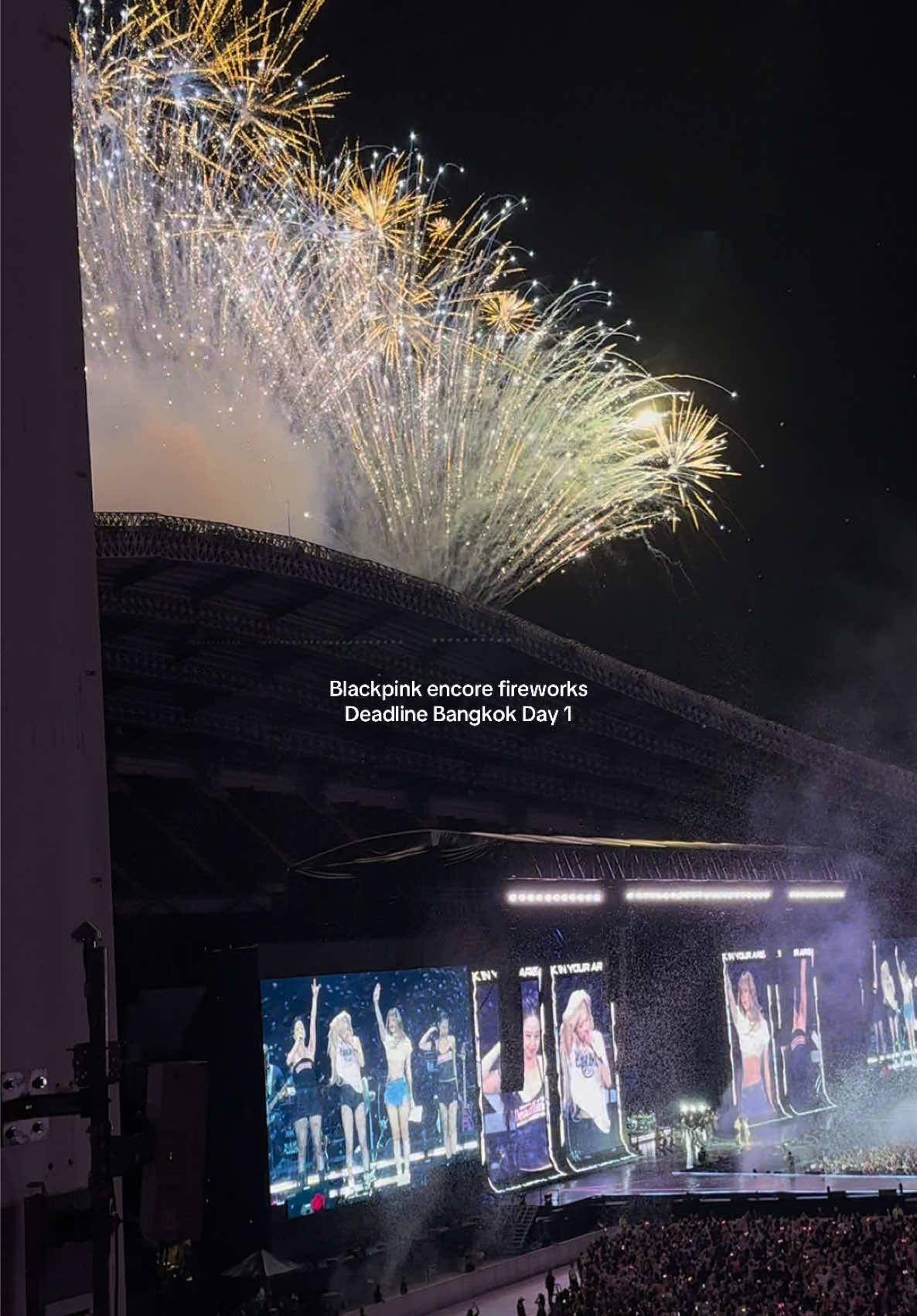 Prettiest encore! พลุสวยมากก! #blackpink #deadlineworldtour #deadline_in_bangkok 