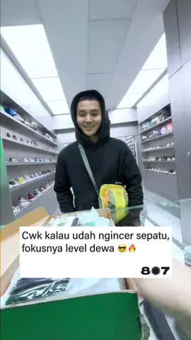 Saatnya buktikan kalau cowok juga bisa fokus total! Rahasianya? Cuma ada di rak sneakers 😎✨ Demi sepatu impian, semua notifikasi lain itu distraction. Fokus, gercep, dan bungkus! 📦👟🏃🏽