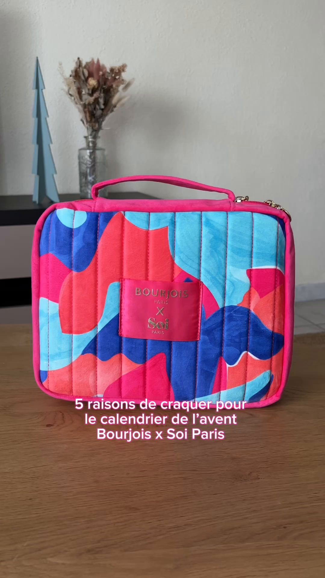 5 raisons d’adopter le Calendrier de l’Avent Bourjois x @SoiParis 🎁 On ne va pas toutes les révéler… mais disons qu’entre le design, le format (ultra canon 👀) et les surprises beauté, vous risquez de très vite craquer 💋 Il est disponible sur Bourjois.fr ! #BourjoisParis #CalendrierDeLAvent #SoiParis