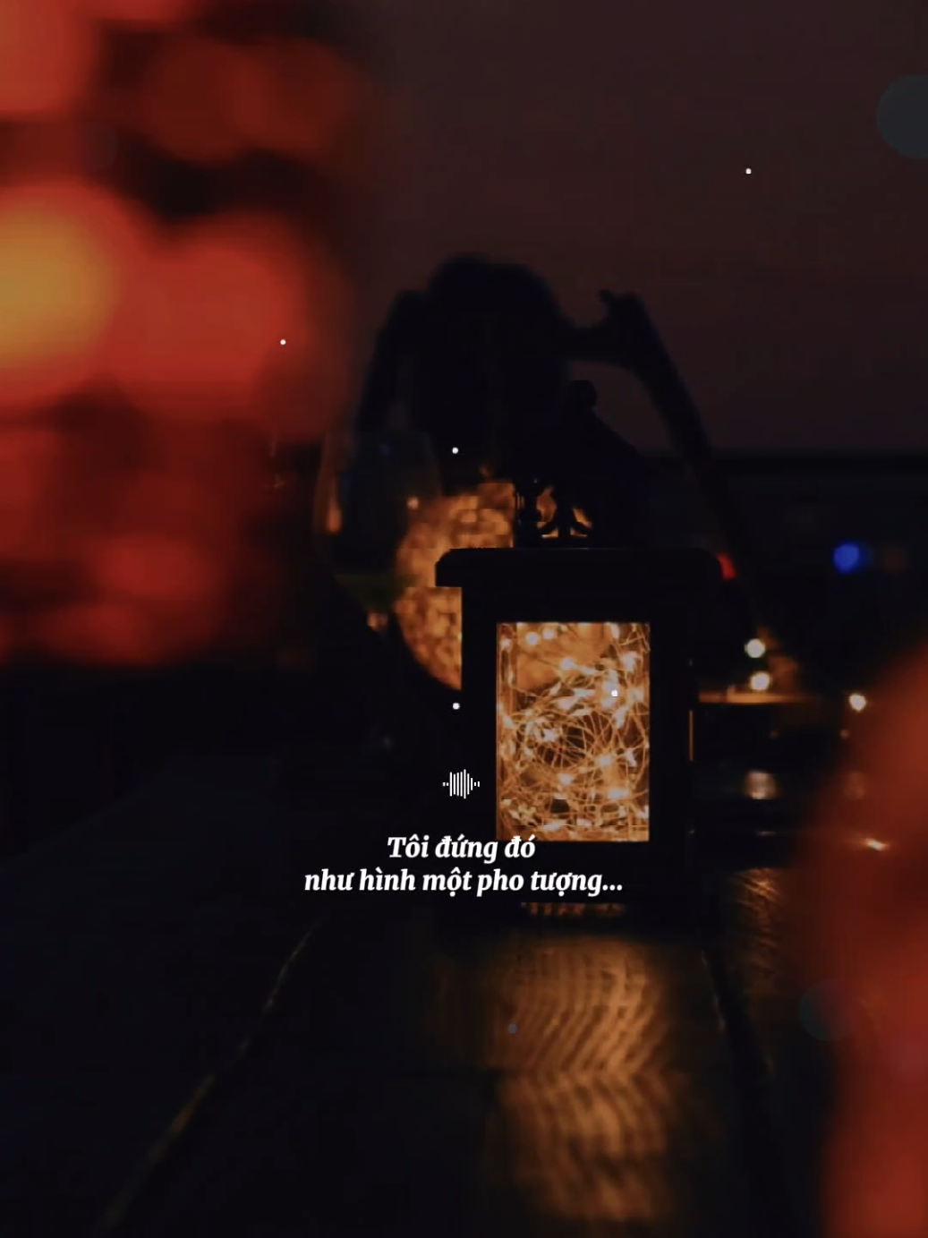 Tôi đứng đó như hình một pho tượng... Chờ ai đây và đợi ai đây và tìm ai đây... #linhhontuongda #nhacbuontamtrang #tramcamxuc💔 #maucapcut #phonhac 