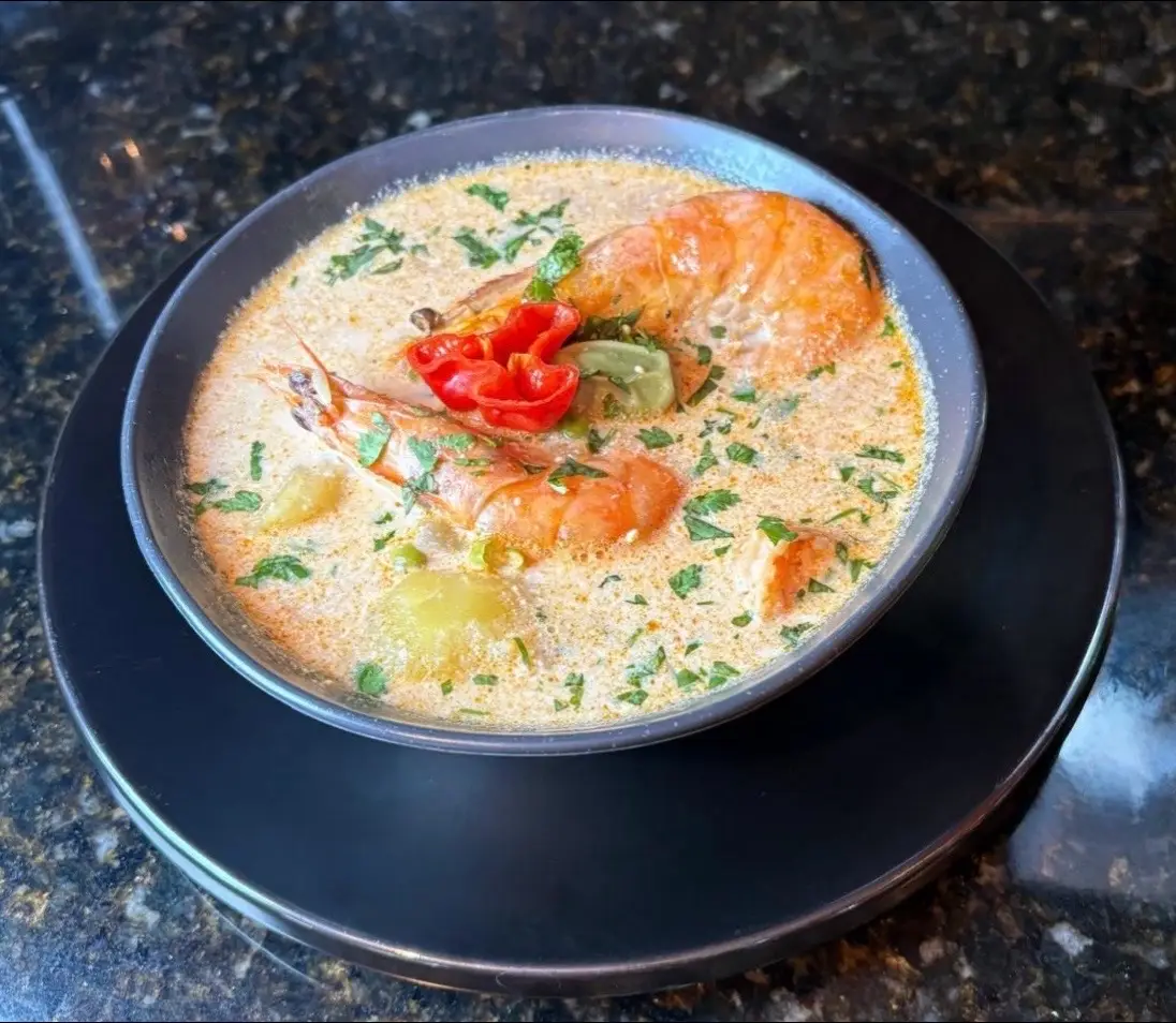 El clásico Chupe de Camarones peruano, hecho en casa 🦐🔥 Una receta cremosa, llena de sabor y perfecta para un almuerzo familiar. ¡Fácil de preparar y lista en minutos! 💛 🥣 Ingredientes y paso a paso en la siguiente imagen. 📍 Guarda esta receta y compártela con quien ama la comida peruana. #chupedecamarones #comidaperuana #peruvianfood #peruviancomfortfood #cocinaperuana 