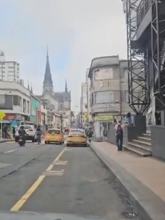 En la calle 27, entre carreras 20 y 21, de Manizales, se reportó el hallazgo, en la noche de este jueves (23 de octubre), de un carro de valores, dentro de un parqueadero, reportado como robado en las últimas horas. La cuadra se llenó de policías y patrullas. Primero pidieron apoyo a bomberos por la presencia de humo en ese parqueadero. Se abrió forzadamente el sitio y encontraron el carro de valores, emanando humo por un costado. Pero no se trató de un conato de incendio. Todo tenía un trasfondo, que LA PATRIA le cuenta. Conozca detalles del robo en www.lapatria.com/sucesos