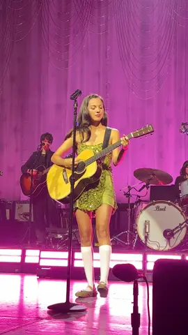 Pretty isn’t pretty at the Olivia Amex show!#oliviarodrigo #amexplatinum 