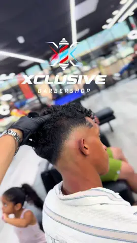 ✂️💈 Transformación total con el maestro @Alex Romero en Exclusive Barber Shop .Corte con estilo, actitud y flow. 🔥¿Listo para tu cambio? #ExclusiveBarberShop #HoustonStyle #CorteDeEstilo #Elrudeboy #FadePerfecto   