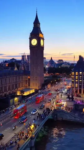 🌃 London — thủ đô của nước Anh, thành phố mang trong mình hơn hai nghìn năm lịch sử kể từ thời La Mã cổ đại. Rồi sẽ có một ngày, bạn đặt chân đến đây — dạo bước bên bờ sông Thames, băng qua cầu Tháp, lắng nghe tiếng chuông mờ ảo vang lên giữa sương đêm, và cảm nhận chất thơ, sự cổ điển và lãng mạn rất riêng của London… 🌫️🏰✨ #London #VươngQuốcAnh #DuLịchToànCầu #TínĐồXêDịch #ThànhPhốĐêmĐẹpNhất #LãngMạnGiữaSươngMù