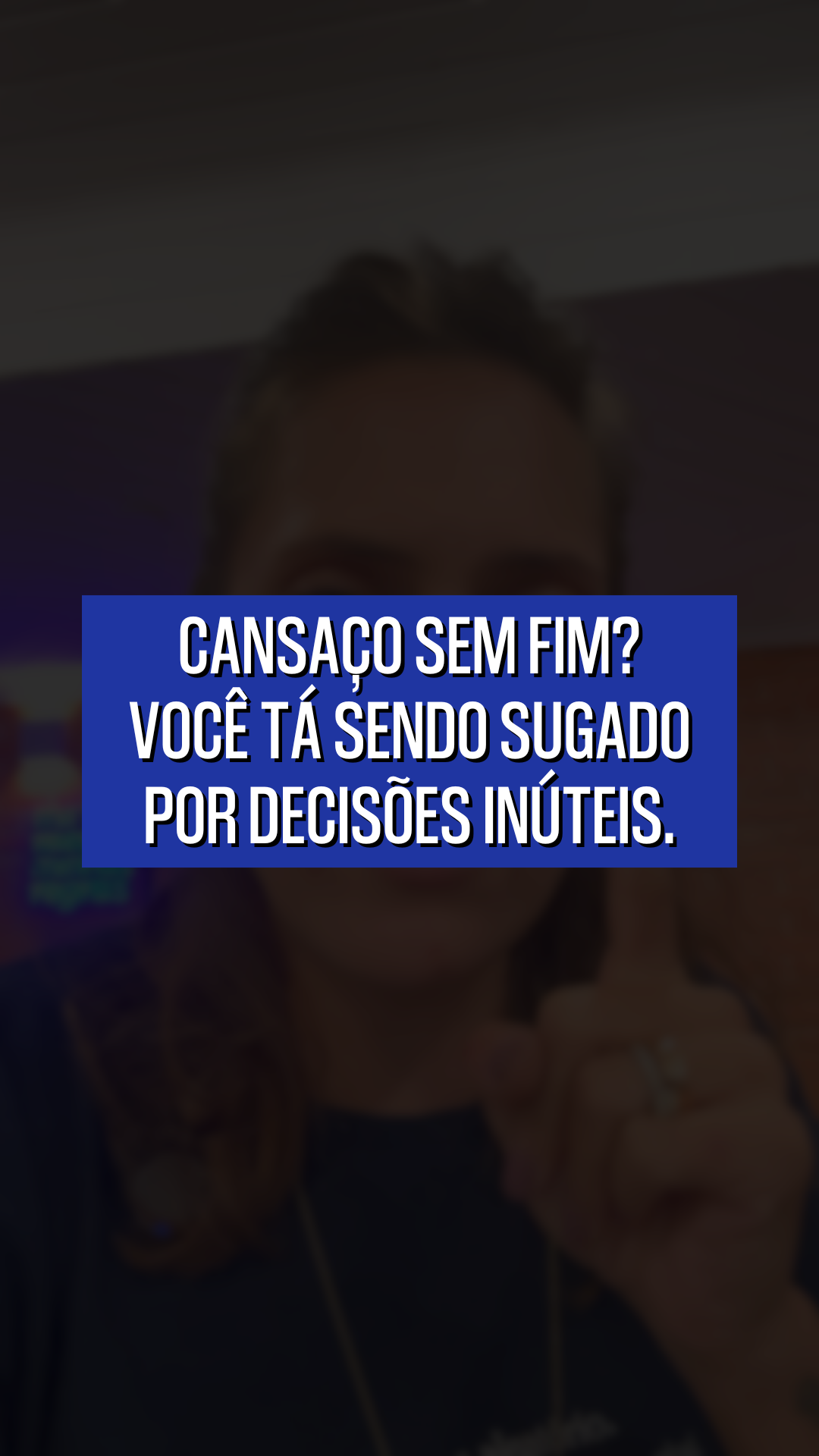 🧠 Seu cérebro não foi feito pra funcionar em modo maratona. A exaustão que você sente no fim do dia não é só cansaço físico. É sobrecarga mental acumulada, de decisões, interrupções, pensamentos, autocobrança. E o mais perigoso? Você aprendeu a ignorar os sinais. A seguir mesmo no piloto automático, mesmo quando a mente já pediu pausa há horas. A neurociência já mostrou: Pausar não é perda de tempo. É ferramenta de performance. Um cérebro exausto não pensa, não prioriza, não lidera, ele só tenta sobreviver. Quer recuperar sua energia mental? Inclua pausas neuroestratégicas ao longo do dia. 5 minutos podem mudar a química do seu estado. 📌 Salve esse vídeo pra lembrar: presença e clareza começam no momento em que você respira, não quando termina tudo. #exaustaomental #autocuidadointeligente #descanso #pausas #neurociência