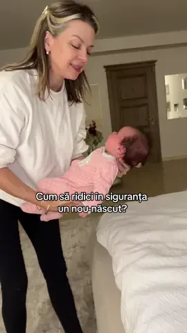 Vom folosi o mișcare de alunecare, punând o mână sub cap și gât și cealaltă sub spate și fund. Este o mișcare naturală, dar multe persoane tind să ridice bebelușii de brațe, ceea ce nu e sigur. Am făcut acest video pentru toți cei care nu au mai ridicat niciodată un bebeluș și să nu aibă frică să îl țină. 😍 Sper ca acest video să te ajute să te simți mai încrezătoare și mai blândă cu mișcările tale.