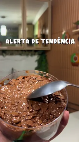 Alerta de tendência e surto viral ‼️ CRUNCH CAKE ✨Pailleté Feuilletine🇫🇷 Receita da massa :  -6 ovos  -1 xícara e meia de açúcar  -Meia xícara de óleo  -Meia xícara de água  -Meia xícara de café já pronto (da garrafa mesmo , faz o bolo ficar mais pretinho e com gosto mais acentuado de chocolate )  -2 xícaras de chocolate em pó 50%cacau  -1 xícara e meia de trigo  -1 colher de fermento em pó  -1 colher de bicarbonato de sódio    **Modo de preparo assista o vídeo e não pule nenhuma etapa ** Receita da massa crocante:✨PAILETTÉ FEUILLETINE✨ -100 gramas de manteiga sem sal ( marca boa branquinha ) temperatura ambiente  - 92 gramas de açúcar de confeiteiro (não pode ser outro ) -uma colher de chá de Pasta de baunilha usei da marca da loja @lojasantoantonio  -4 claras de ovos em temperatura ambiente  - 125 gramas de trigo  **Modo de preparo no vídeo ** Derreta o chocolate nobre de 30 em 30 segundo e misture com o crocante triturado a mão .  Receita do brigadeiro ao leite: -2 leite condensado  -2creme de leite  - 70 gramas de chocolate em pó 50% cacau  -200 gramas chocolate em barra nobre ( uso Nestlé )  Em uma panela dissolva o chocolate em pó no leite condensado em seguida acrescente o creme de leite e misture bem , leve ao fogo até engrossar. Reserve  Separadamente você vai derreter as 200 gramas de chocolate ao leite nobre no microondas e acrescentar um creme de leite fazendo uma ganache depois de pronta adicione ao brigadeiro que fizemos na panela e pronto temos um creme perfeito de chocolate nobre não muito doce para combinar com o nosso crunch. ** para a montagem assista o vídeo**  ‼️Lembrando que estamos concorrendo com essa receita então me ajude comenta to muito e não esquece de me seguir !! ♥️Faça e venda essa receita vai bombar compartilha e salva pra não esquecer , Deus abençoe vocês 🙏 #crunchcake #pailleté #feuilletine #bolocrocante 