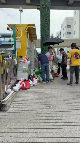 Movimento frenético na hora do almoço em frente ao escritório central da BYD, aqui na China 🇨🇳! Tudo acontece com eficiência e confiança: os pedidos ficam na rua, sem vigilância, e cada um pega o seu. Uma rotina simples, mas que diz muito sobre o jeito chinês de fazer as coisas. Será que daria certo no Brasil? 🇧🇷😉