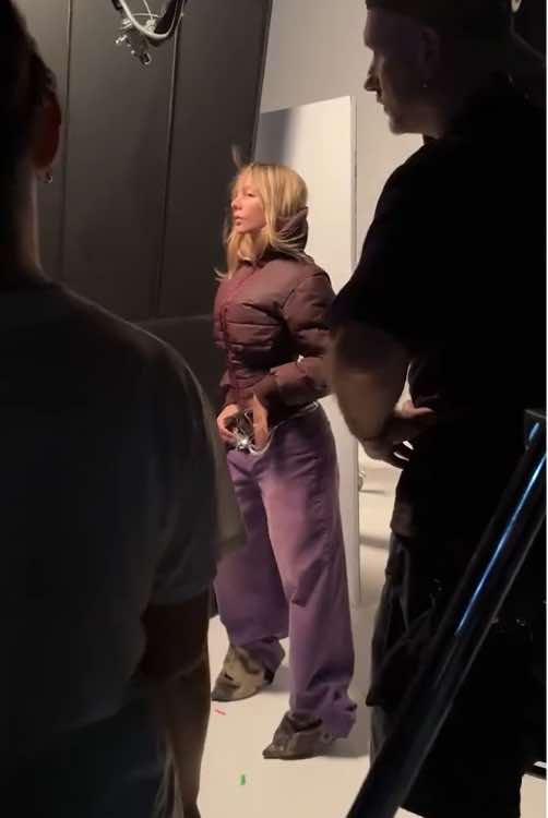 We a love BTS post just as much as @ester_exposito loves her new bangs, especially since she got them just for our FW25 campaign! That’s some Next Top Model-level commitment, if you ask us. #DESIGUAL