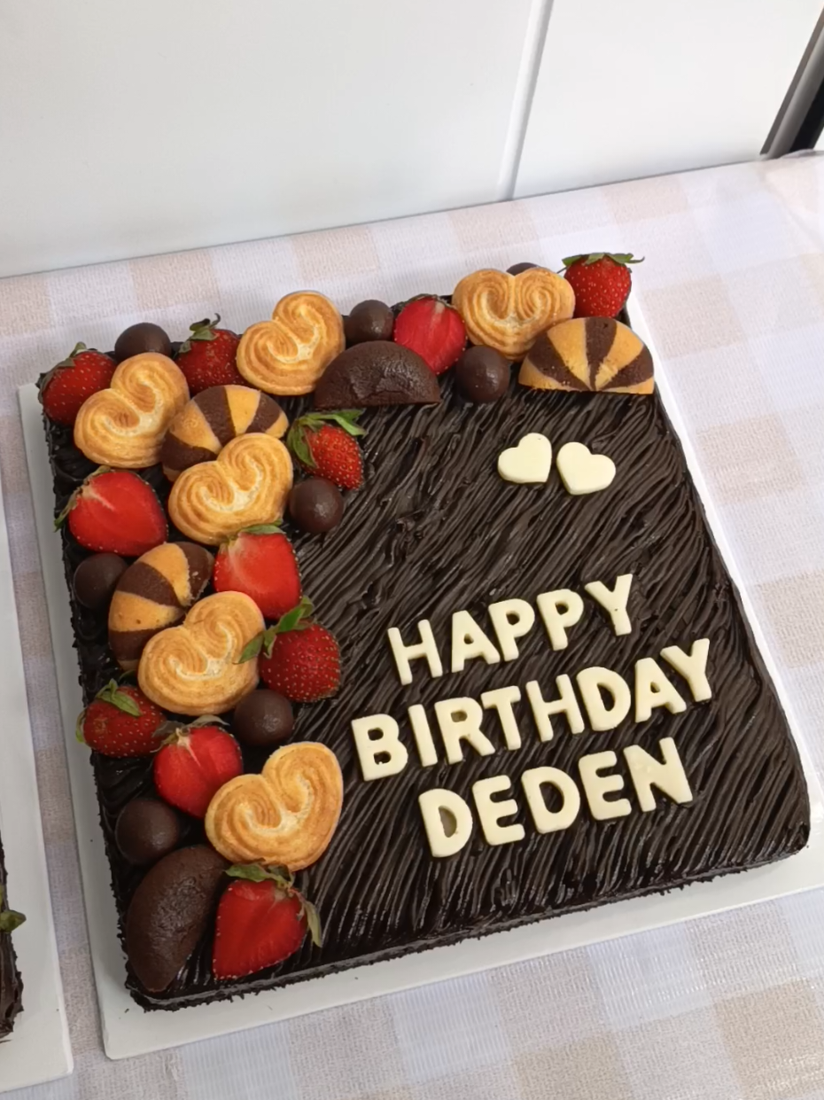 Fudgy Brownies Birthday 20x20 ✅ Brownies Lembut & Legit ✅ Fresh Made by order ✅ Bisa Custom tulisan / Ucapan ✅ Free Lilin & Pisau 📩 Order : @cecake.id / 081563210335  📍 Gunung Sindur, Bogor. #fudgybrownies #dessert #birthdaycake  #gunungsindur #griyaindahserpong 