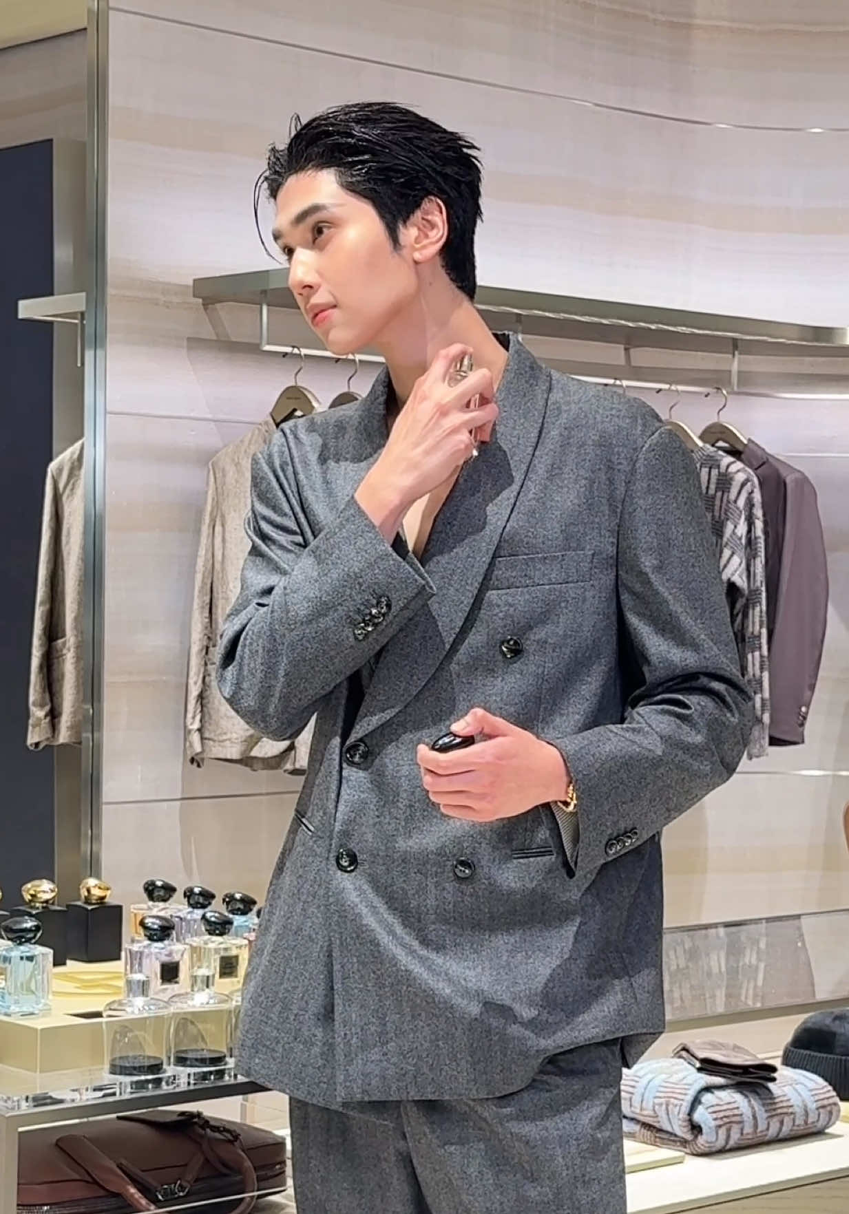 ถ้านี่ไม่ใช่การฉีดน้ำหอมที่คาริสม่าที่สุด😳✨ 