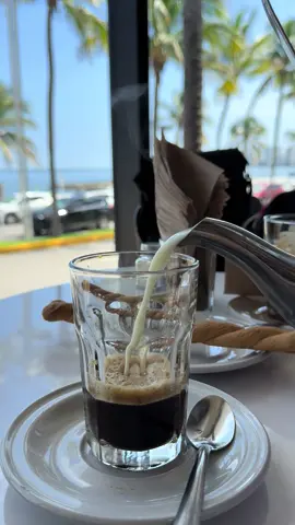 Veracruz es, disfrutar de un lechero con vista al mar 🥰🔋💚  #cafe #veracruz #jarocho #lechero #vida 
