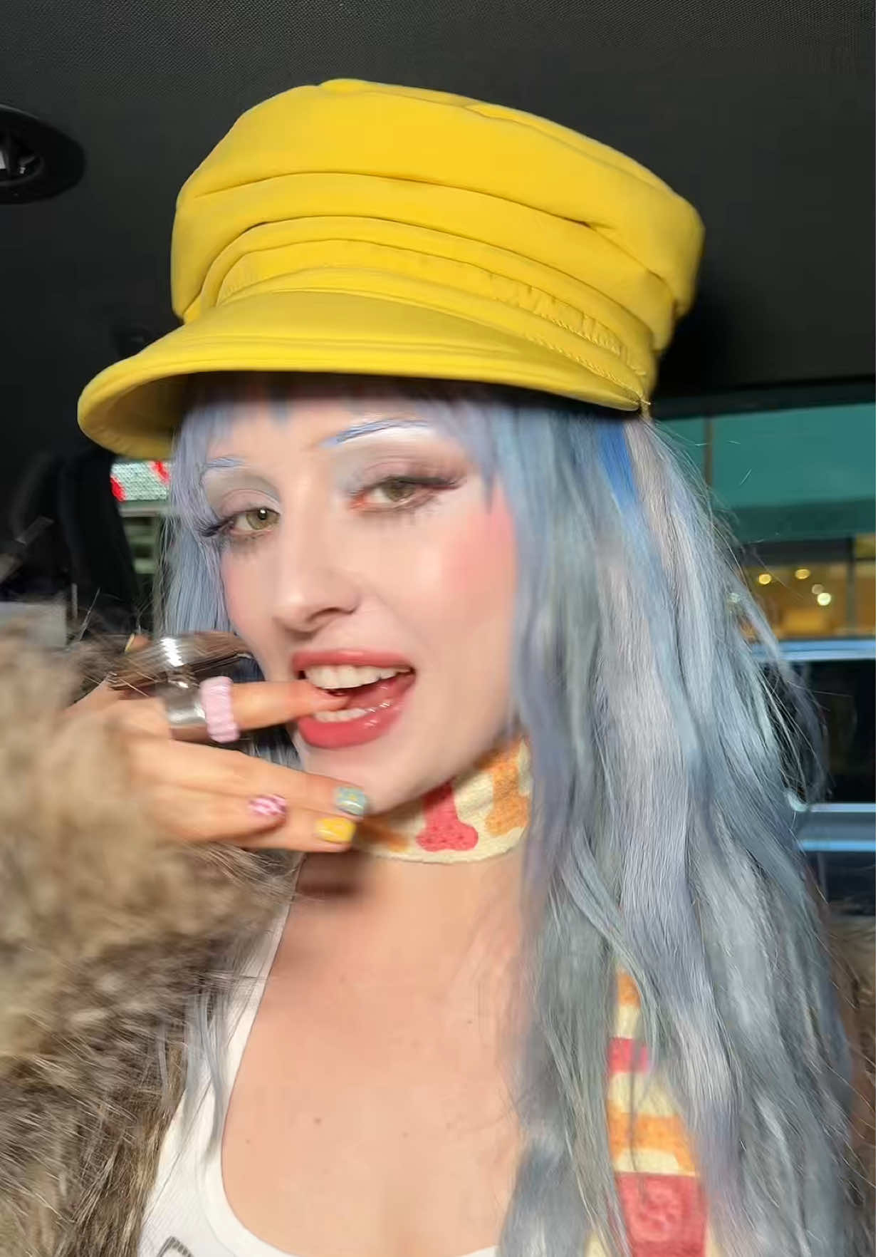 god forbid a girl wants her boyfriends to kiss !!!! 