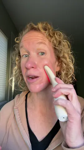 This face tool uses LED light modes, heat and vibration to tighten, brighten and soothe your skin. Great for anti-aging benefits! @REVOMADIC #antiagingtips #facewand #koreanskincareproducts 