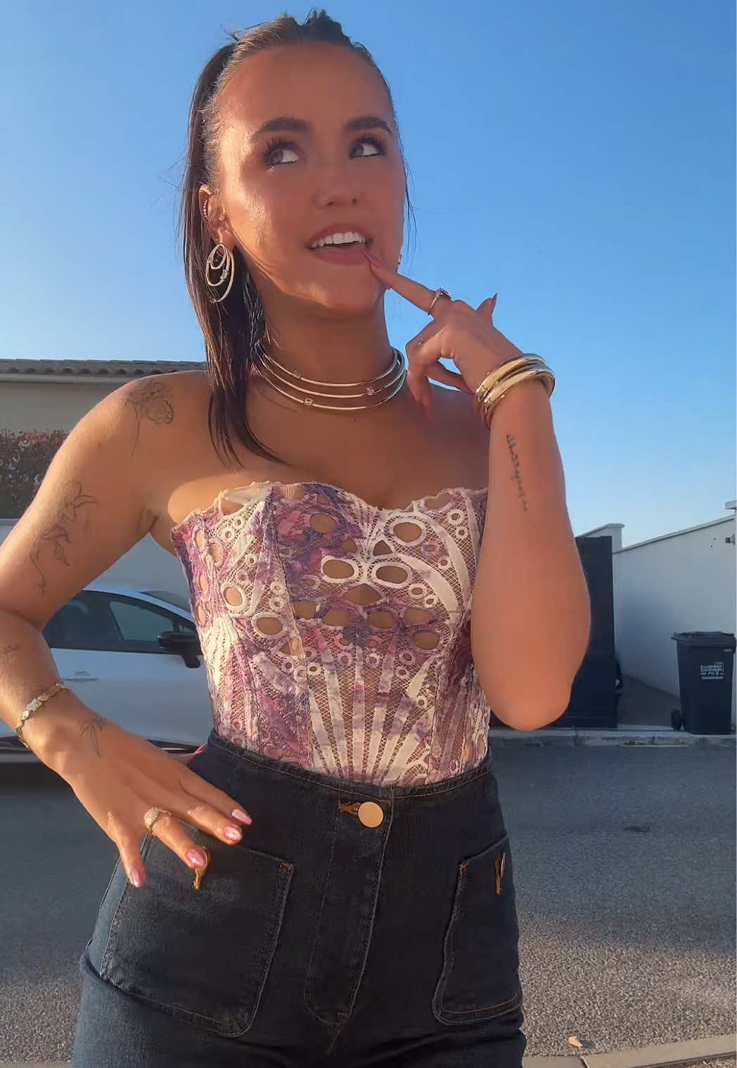 Vous vouliez la ref de cet outfit la voilà🤗 top CNH8453 @prettylittlething ; jean D77 minimaliste avec poches @Stradivarius ; talons @O’MARA SHOES (code promo EMIE10) ; bijoux @apmmonaco *produits offerts 