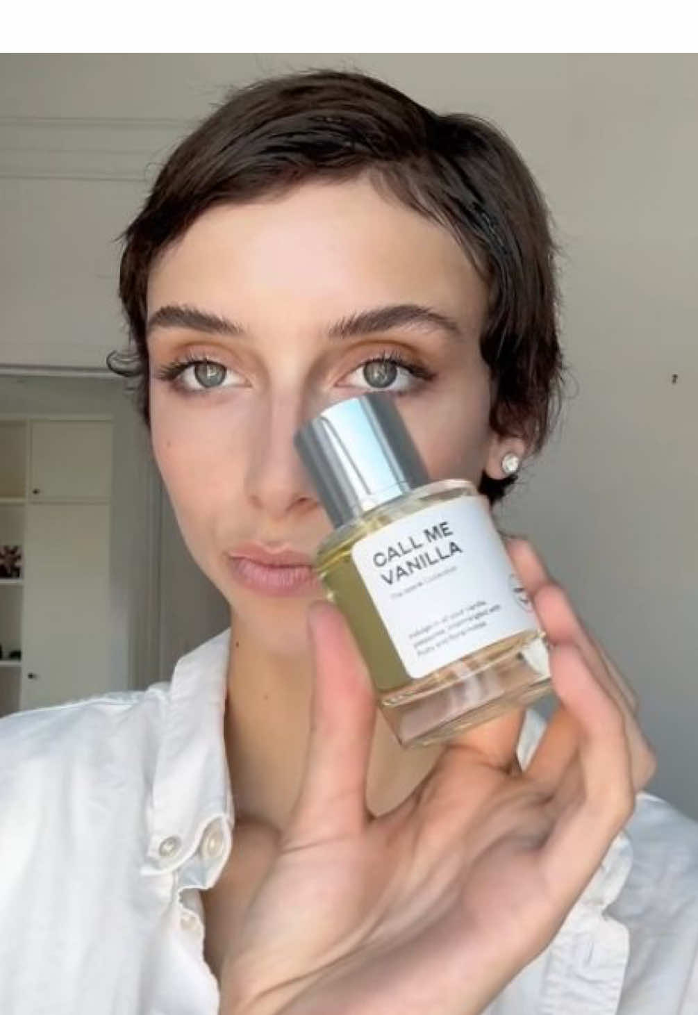 Soft light and a spritz of warm vanilla ✨ Opening with delectable notes of almond, peach, pink pepper, lime + rum, before blooming into a sensual bouquet of jasmine, orange flower, iris + tuberose, Call Me Vanilla is absolutely devourable. 📍 Available now online and in-store. #perfumetok #vanillascents #dossierperfumes