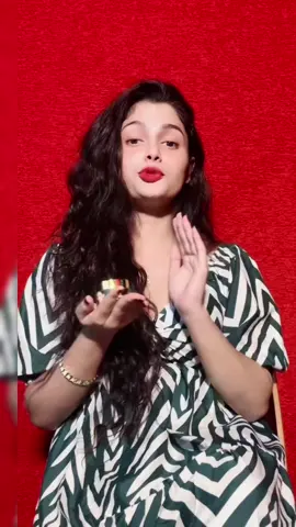 බයෙන් සැකෙන් creem use කරපු කාලෙ දැන් ඉවරයි. කවුරු මොන කතාව කිව්වත් සුදු ලස්සන කෙනෙක්ව දැක්ක ගමන් දෙපාරක් හැරිලා බලන්න හිතෙනවා . අතුරු ආබාධයක් නැති නම් Results එකත් 100%ක් නම් හිතන්න දෙයක් තියෙනවද. ??  ක්‍රීම් වර්ග අතර සමට හිතකර කිසිම දෙයක් නැති ඉතාමත් ඉක්මනින් Results ගන්න පුලුවන් ස්වාභාවික Ingredient විතරක් අඩංගු Face ක්‍රීම් එක ගැන මං මේ තරම් විශ්වාසයෙන්ම කියන්නෙ ඒ නිසයි ❤️ ඕනම Skin Type එකකට ගැලපෙන විදිහට තමයි මේ creem එක මං Recommend කරන්නෙ . මොන ක්‍රීම් එක ගෑවත් Results නෑ කියන අයට Best Results ගන්න පුලුවන් ❤️😌   අනිවාර්යයෙන් ඔයාට Golden Color  ස්කින් එකකට ඉතාමත් කෙටි කාලයකදී එන්න පුලුවන් අතුරු ආබාධ නැතිව කලර් එක අප් කරගන්න කැමති අයට මම විස්වාසෙන් කියන එකම ක්‍රීම් එක තමයි මේ 😊🙌🏻Whatsapp / Call 0743197316 #facecream #skincare #beauty #skincareproducts #fyp  @Shenu Girl 