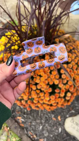Obsessed with this claw clip for Halloween! The quality is so good and there are so many cute styles too! #clawclip #onsale #halloween #spookyseason 