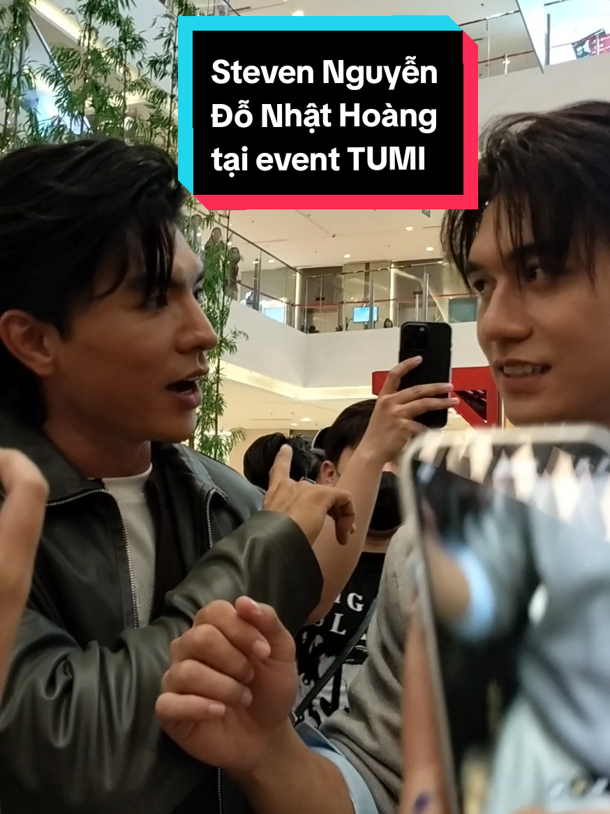 Full suộc 2 anh trai đẹp đứng trước mặt tui và giao lưu tặng quà cho fans 🥰  Ko biết focus vô ai luôn í =)))) #stevennguyen #donhathoang #xuhuong #showbizviet #tumi 