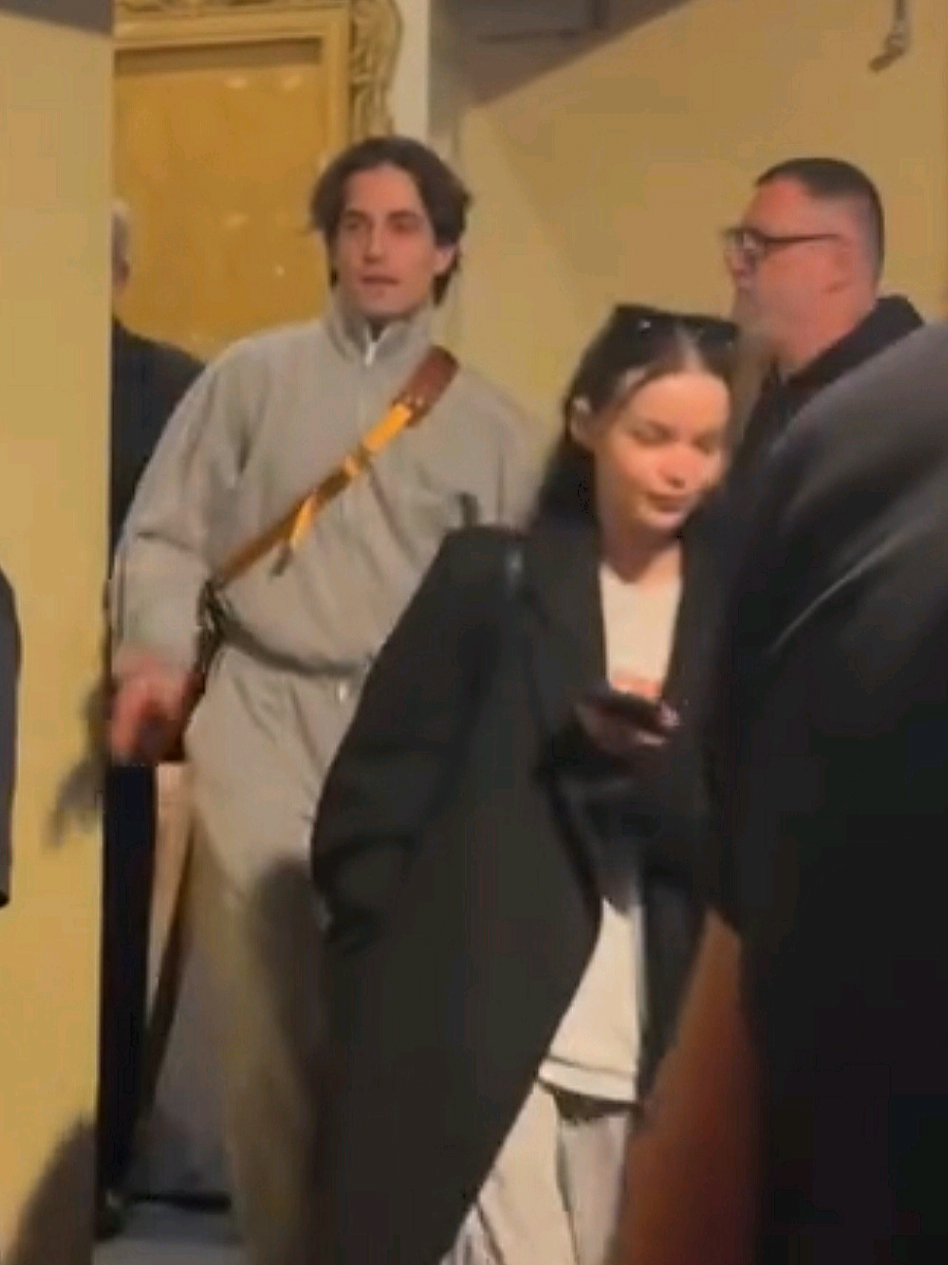 DD is leaving Forum Melbourn after the gig 📸🇦🇺 🎬instastories gotosleepjaz 💫 #damianodavid  #funnylittlefears  #Melbourne 