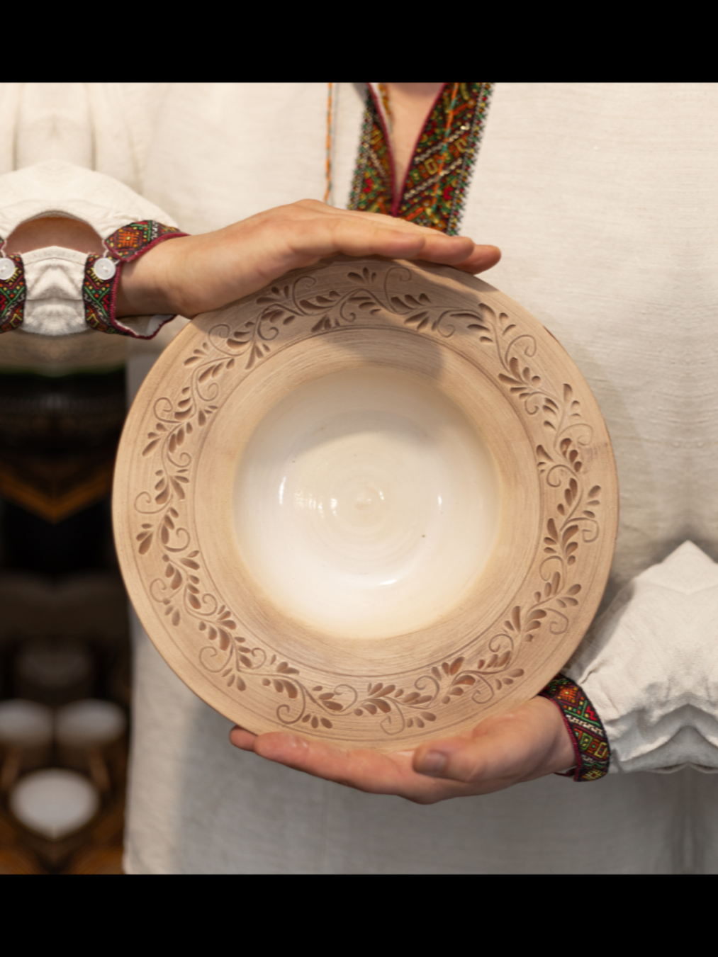 🔥 Хіт Сезону: Глиняні набори автрського посуду С. Ковальова. Шукаєте ідеальний подарунок чи мрієте оновити свою кухню чимось особливим та автентичним? Цього сезону справжній фурор викликають глиняні набори! Це не просто посуд, це філософія затишку, екологічності та глибока повага до українських традицій. 🌟 Чому наші глиняні набори — абсолютний ХІТ? Екологічність та здоров'я: Натуральна глина, чистий випал, традиційні технології. Ваш борщ, каша чи трав'яний чай будуть не лише смачними, а й максимально корисними. Тепло та аромат: Глина має унікальну властивість рівномірно розподіляти та зберігати тепло. Страви у такому посуді довше залишаються гарячими, а їхній аромат розкривається по-новому. Ідеально для подачі: Скільки б не було предметів у наборі (макітри, горщики, чашки чи миски), кожен елемент ідеально поєднується з іншим, створюючи на столі справжню етно-композицію. Це ідеальна основа для сервірування національних страв, особливо куті! Ручна робота: Кожен набір має душу. Це виріб, зроблений руками майстра. Ви отримуєте не просто посуд, а унікальний витвір гончарного мистецтва. 🎁 Оберіть свій ідеальний набір. Не пропустіть! Додайте тепла та душі у свій дім, обирайте набір і пишіть нам у Direct, щоб замовити цей хіт сезону! 📦 Надсилаємо «Новою Поштою» або самовивіз - м. Львів, вул. Хуторівка, 23 📲 +38 067 884 18 22 #keramikos_lviv #глинянийпосуд #наборипосуду #українськийпосуд 