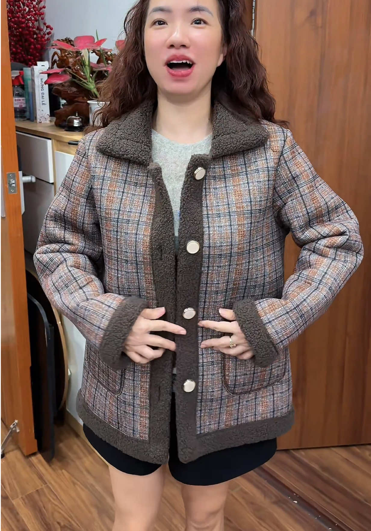 Áo khoác lót lông trung niên tặng bà, tặng mẹ #xuhuong #aotangme #aokhoaclotlong #huyenhomhinh365 