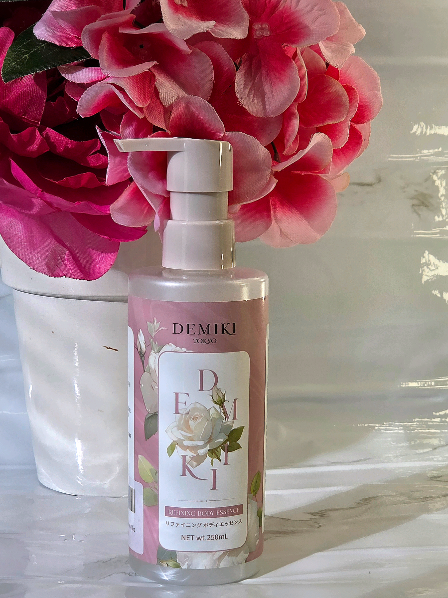 The Demiki Tokyo Refining Body Essence feels so luxurious! The floral scent is soft and elegant. It leaves my skin feeling smooth, hydrated, and fresh without any sticky residue. 🩷 I am obsessed! @DEMIKIJP  #demiki #demikibodyessence  #skincare #hydration 