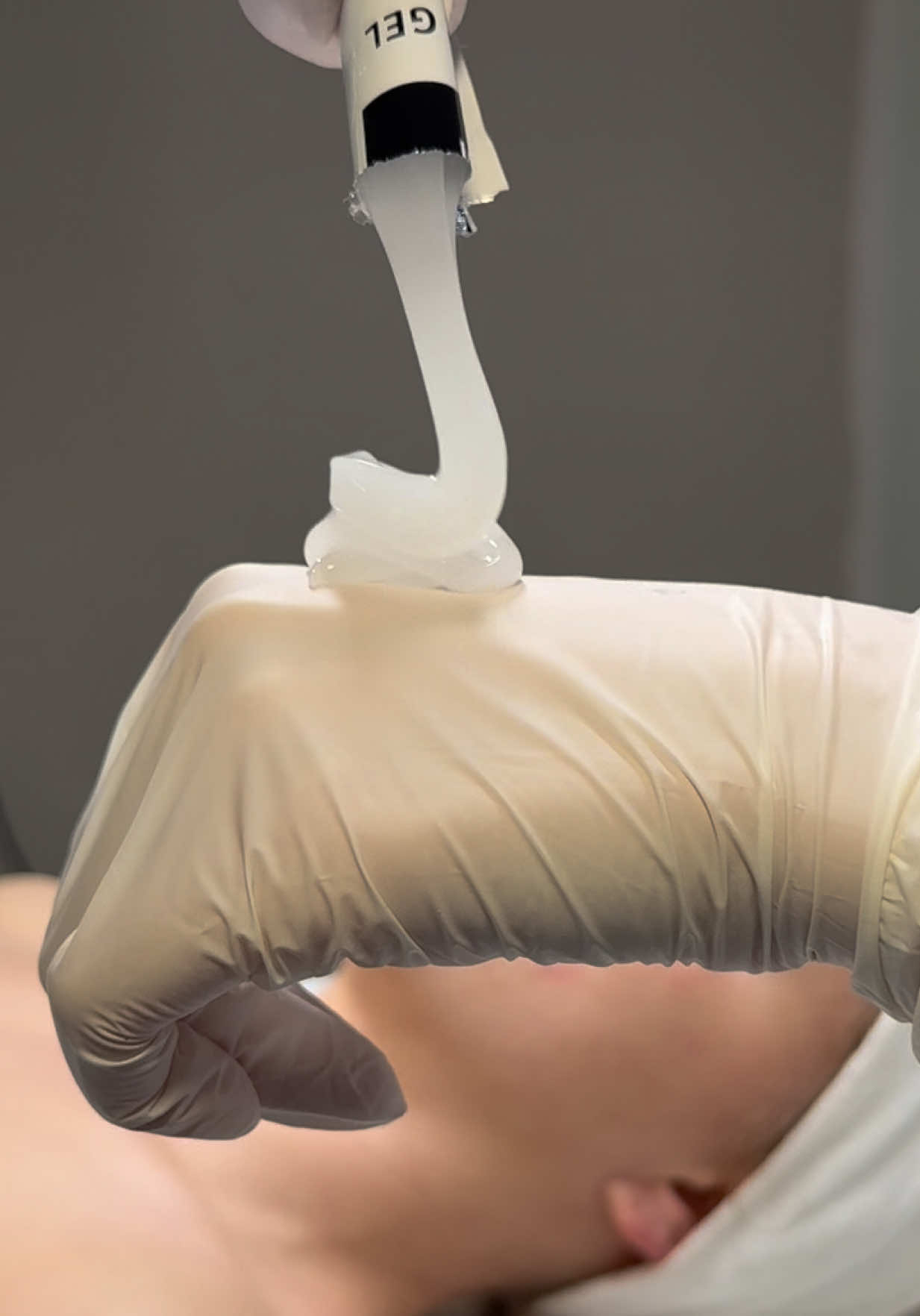 De OxyGeneo is dé innovatieve gezichtsbehandeling die jouw huid laat stralen van binnenuit. Deze behandeling combineert exfoliatie, zuurstofverrijking en intensieve opname van actieve werkstoffen in één enkele sessie – voor direct zichtbare én langdurige resultaten. 💫  #oxygeneo #fyp 