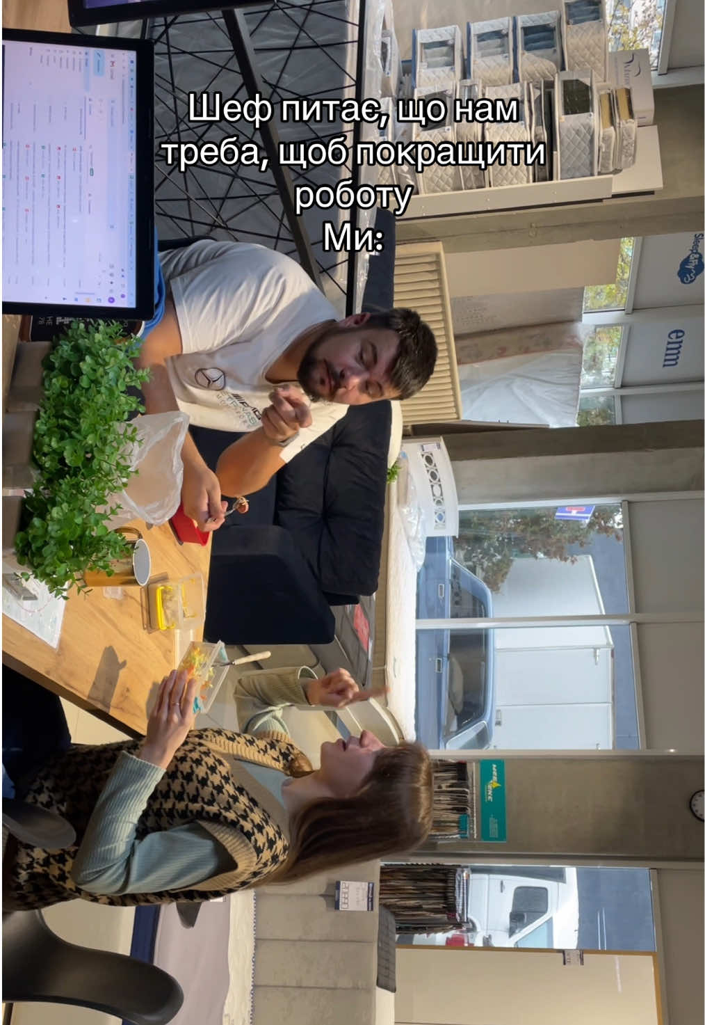 Якщо хочете такі обіди, приходьте до нас на роботу на вакансію менеджера з продажу👩‍💼👨‍💼 Шеф Володя не лишить Вас голодними: +380 (96) 311 11 18 #мебліназамовлення #меблільвів #менеджерзпродажу 