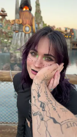 Recreating this scene at Berk 🖤😭 @Dylanpool @Universal Orlando Resort #epicuniverse #httyd #universal #toothless #dragon 