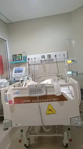ruangan tempat anak ku berjuang melawan kesakitan, ketakutan dan masa-masa kritisnya. setelah hampir 1bulan selepas anak ku pulang ke rumah, aku mencoba memberanikan diri untuk mulai berbagi cerita kembali. tepat 1 bulan anak ku di picu dengan 20hari pasang ventilator dan sisanya masa pemulihan. perjalanan panjang penuh perjuangan dengan 2kali henti nafas dan henti jantung dan 2kali RJP dengan 1kali kejang juga masih banyak kejadian2 yg saat itu sulit untuk aku hadapi. tapi maha besar Allah anaku bisa bertahan sampai hari ini. dia pulang lagi kerumah dan berkumpul bersama kami. tapi pulang nya ternyata menjadi awal perjalanan baru yg akan lebih panjang kedepan nya. anaku terus kuat yaa kita hadapi semua nya sama2. bismillah 😇 #picu #pnemonia #pjb #survivor 