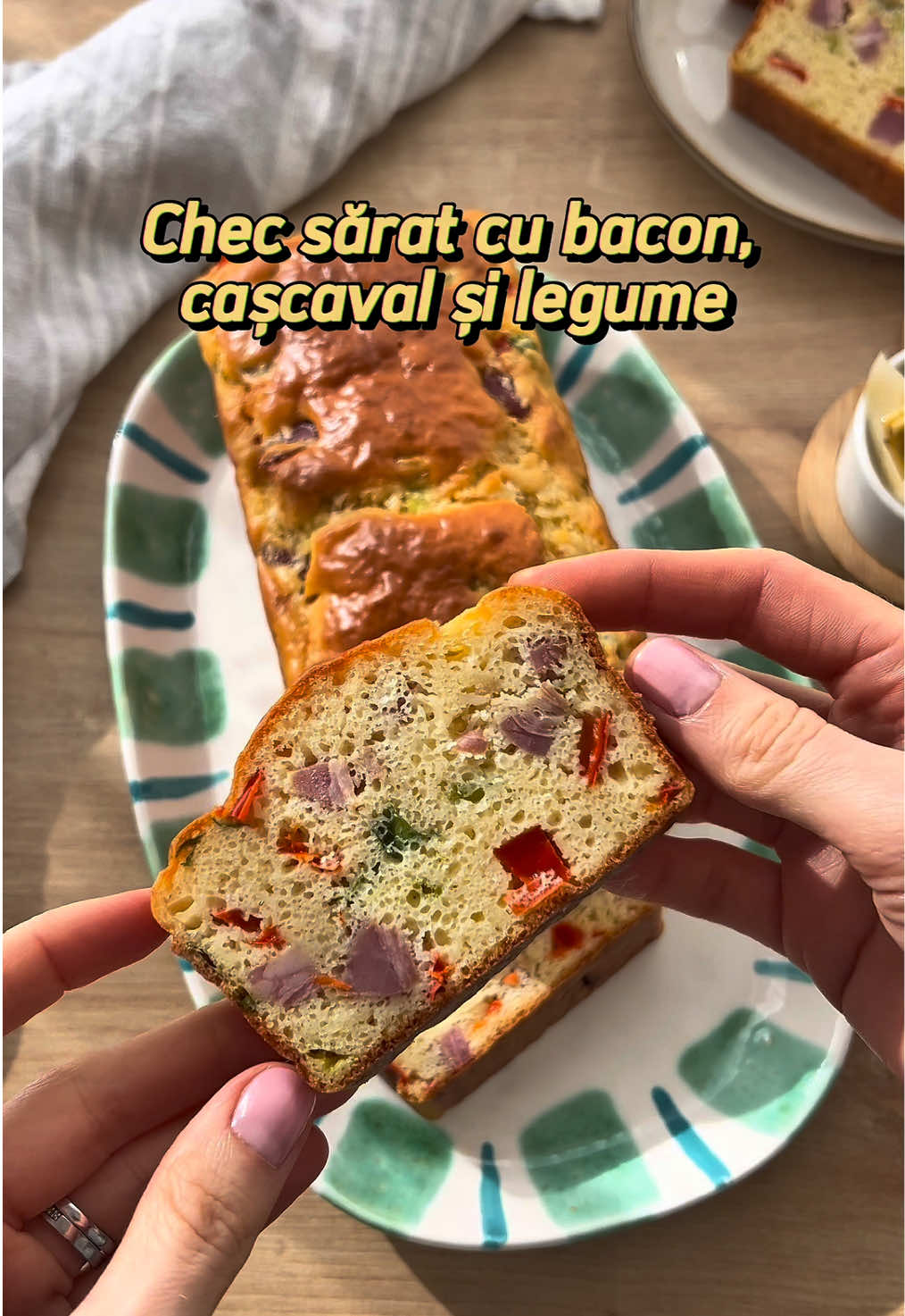 Astăzi vă arăt cum puteți să transformați alimente salvate de la risipă, într-o rețetă delicioasă ❤️ Am făcut un chec sărat cu o parte din produsele primite din partea @Banca Pentru Alimente Cluj , numai bun pentru mic dejun, pentru o gustare sau chiar pentru pachețelul de a doua zi. @Banca pentru Alimente România este o rețea națională de solidaritate care luptă împotriva risipei alimentare și a sărăciei. Misiunea Băncilor pentru Alimente este aceea de a prelua alimente de la producători, procesatori, retaileri și distribuitori, care, din diverse motive nu mai pot fi comercializate, dar care încă sunt sigure pentru consum. Aceștia le preiau apoi le redirecționează, în mod organizat și sigur, către organizații care lucrează direct cu persoanele vulnerabile. Acum sunt 883 de ONG-uri partenere în toată țara. ✅ INGREDIENTE  • 200 gr. făina albă • 4 ouă • 70 ml. ulei de măsline • 100 ml. lapte • 10 gr. praf de copt • 6-8 gr. sare • 120 gr. bacon tăiat în buculețe • 120 gr. cașcaval maturat dat pe răzătoarea mică •1 ardei kapia tăiat în cubulețe • 2 fire de ceapă verde tăiate mărunt • 6-8 măsline tăiate rondele ✅ PREPARARE  1. Amestecă într-un bol ouăle, laptele și uleiul. Adaugă în bol făina, praful de copt, sarea și amestecă totul cu un tel. 2. Pune cubulețele de bacon într-o tigaie și lasă-le la foc mic 3-4 minute până se rumenesc ușor. Adaugă legumele tăiate (mai puțin măslinele) și lasă-le în tigaie 2-4 minute până se înmoaie. 3. Adaugă în bol baconul, toate legumele și cașcavalul ras. Amestecă cu un tel, apoi pune compoziția într-o formă de chec și nivelează deasupra. 4. Coace la 180°C, pentru 45-50 minute, apoi lasă să se răcească complet înainte de a-l tăia în felii. Reducerea risipei alimentare începe chiar în bucătăria ta și e mai simplu decât crezi! Vă las și două sfaturi pe care le pun în practică eu: 1. Fac lista de cumpărături înainte de a merge la magazin cu produsele care îmi lipsesc. 2. Încerc să fiu creativă în bucătărie și să folosesc la maximum ingredientele deja existente în frigider/cămară. Tu ce metode anti-risipă pui în practică? 💚 #RisiPunct #AmbasadorFBAR #bancapentrualimente #ambasador #bancapentrualimentecluj